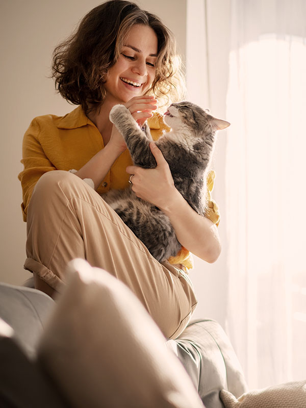 Katzenbesitzerin hält Katze im Arm